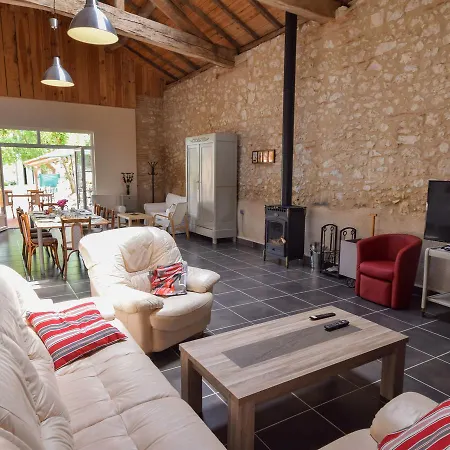 Spacious Holiday In With Garden *
