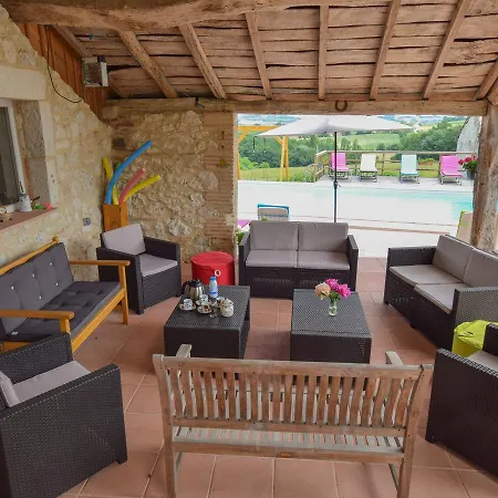 Spacious Holiday In With Garden *